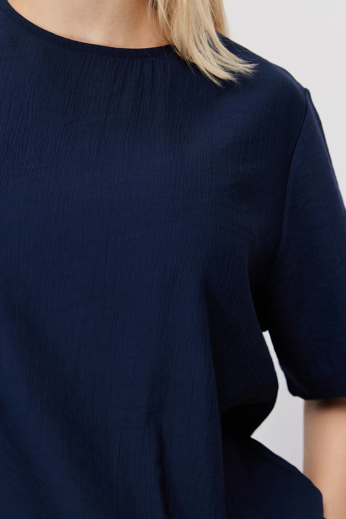 Women's Crinkle Textured Crew Neck Blouse
