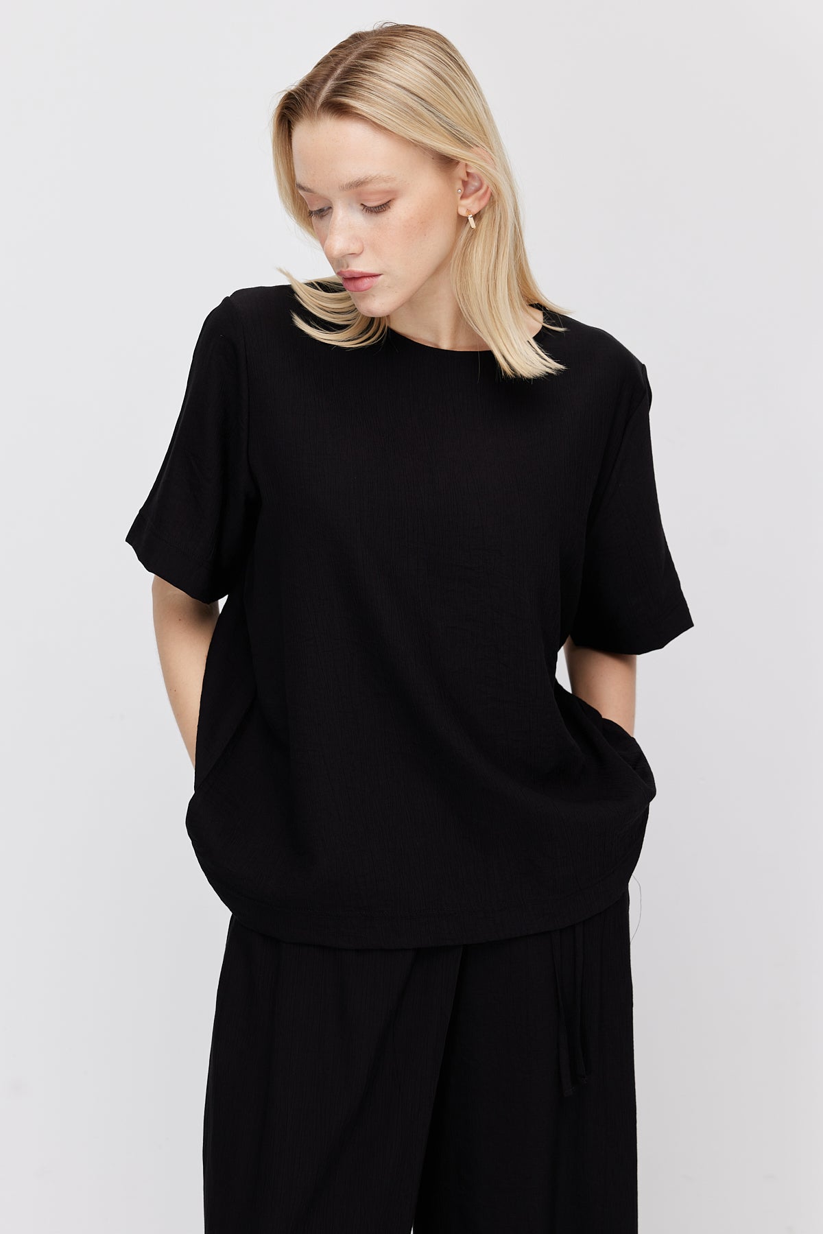 Women's Crinkle Textured Crew Neck Blouse