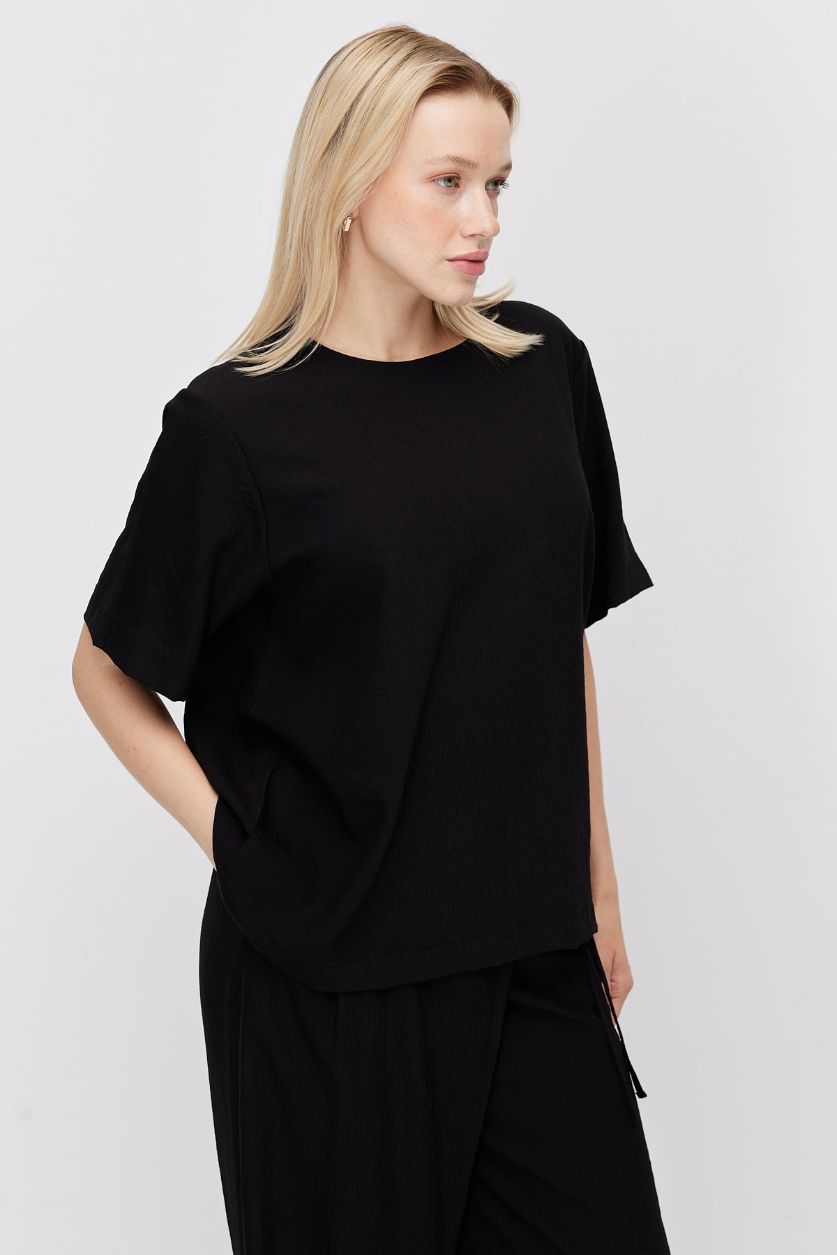 Women's Crinkle Textured Crew Neck Blouse