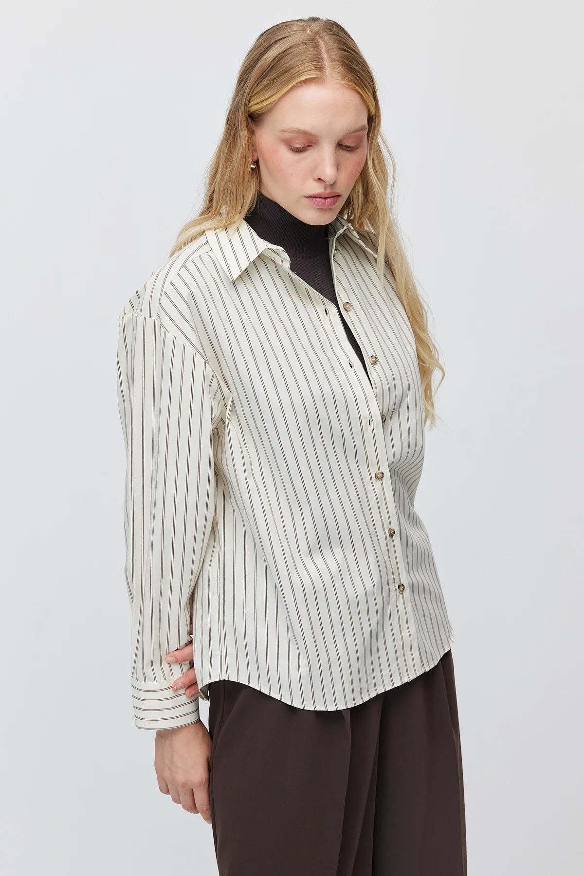 Women's striped cotton shirt with a classic collar