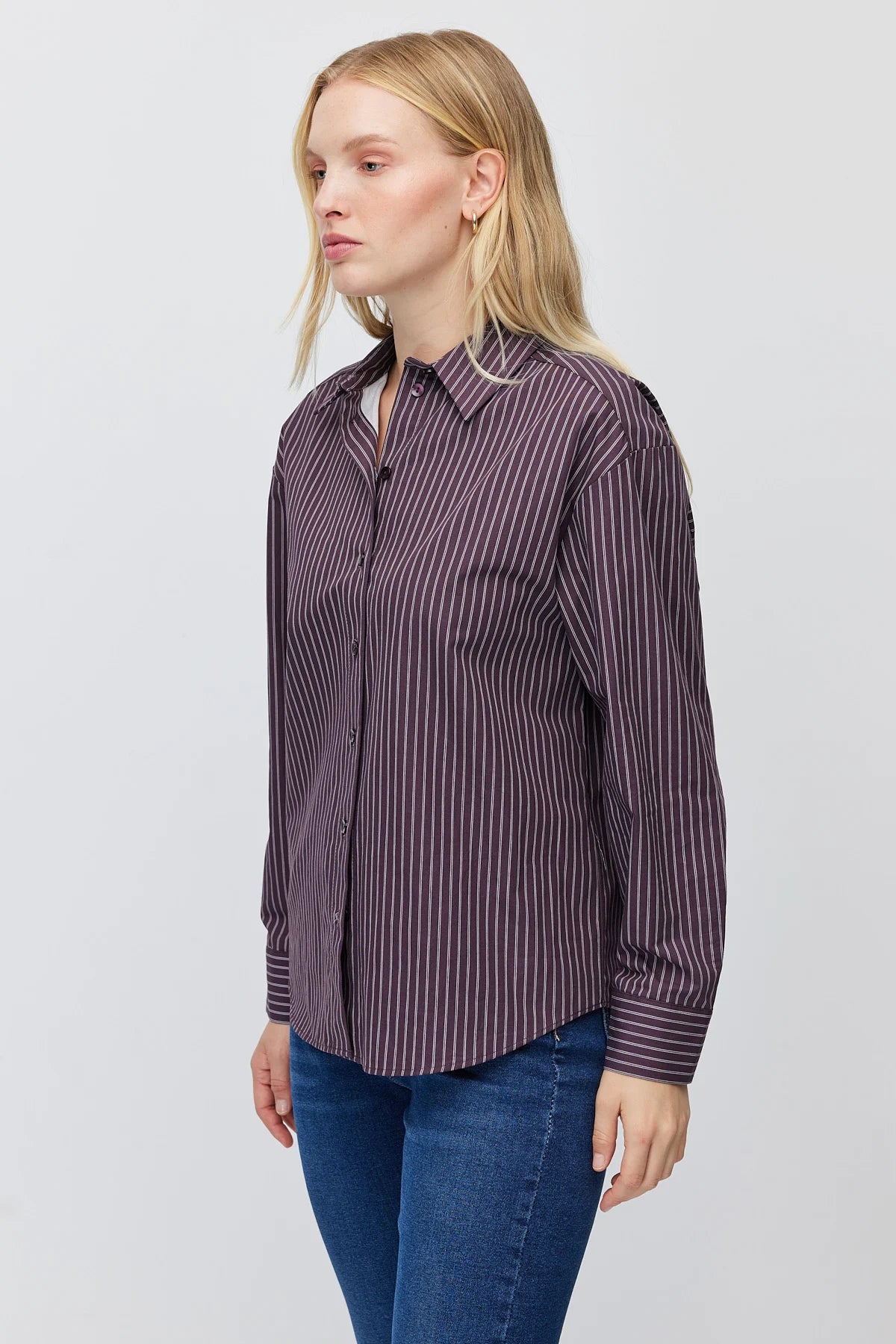 Women's striped cotton shirt with a classic collar