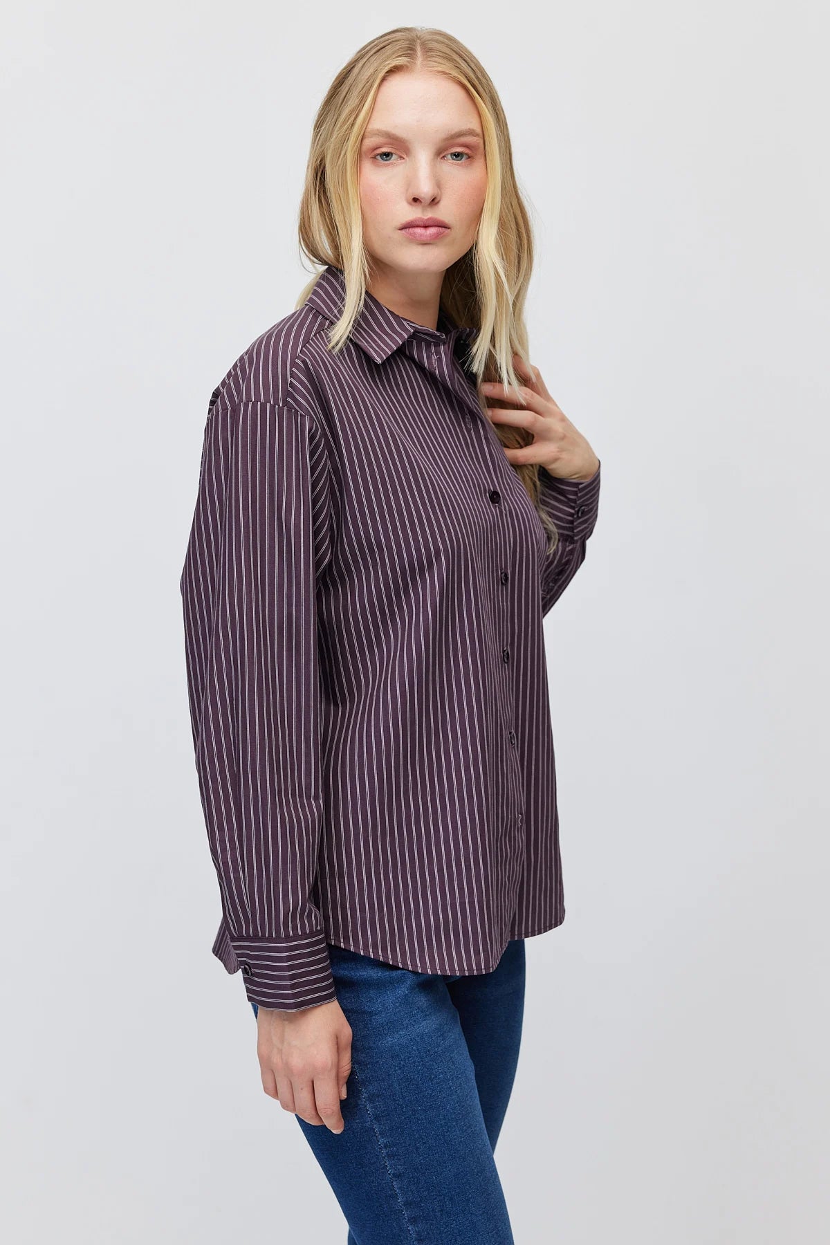 Women's striped cotton shirt with a classic collar