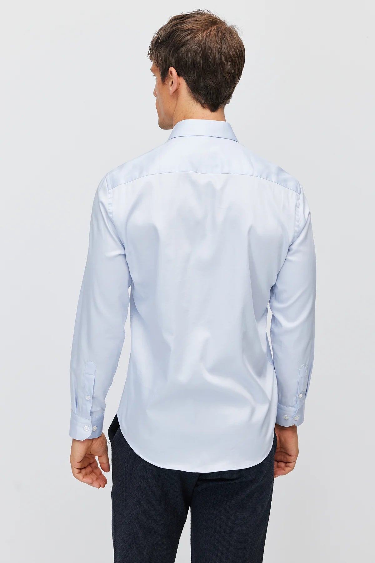 قميص رجالي بقصة ضيقة وياقة كلاسيكية