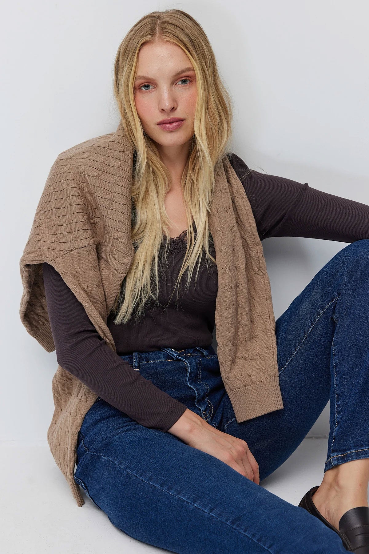 women's ribbed long-sleeve V-neck blouse with lace details