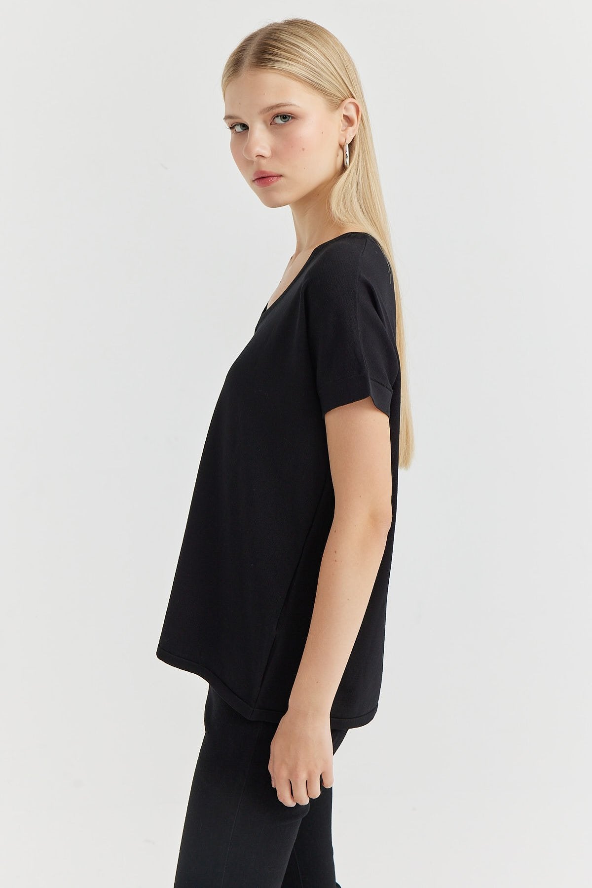 Women's V-Neck Knit Blouse
