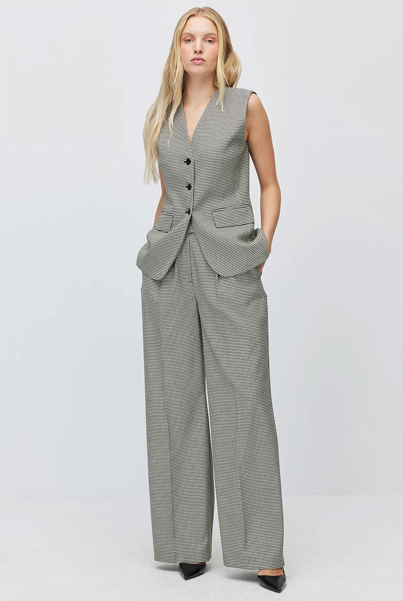 Women's high-waisted, wide-leg trousers with a houndstooth pattern