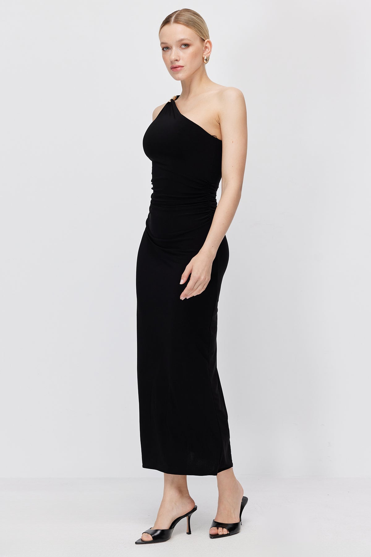 Women's One-Shoulder Dress with Accessory and Slit