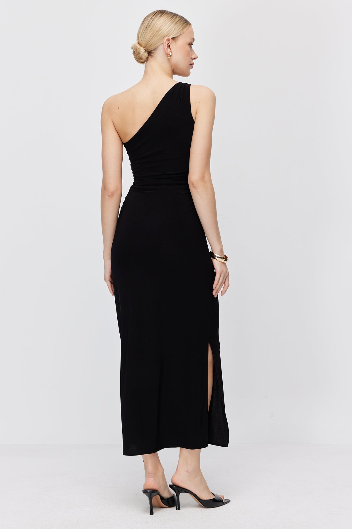 Women's One-Shoulder Dress with Accessory and Slit