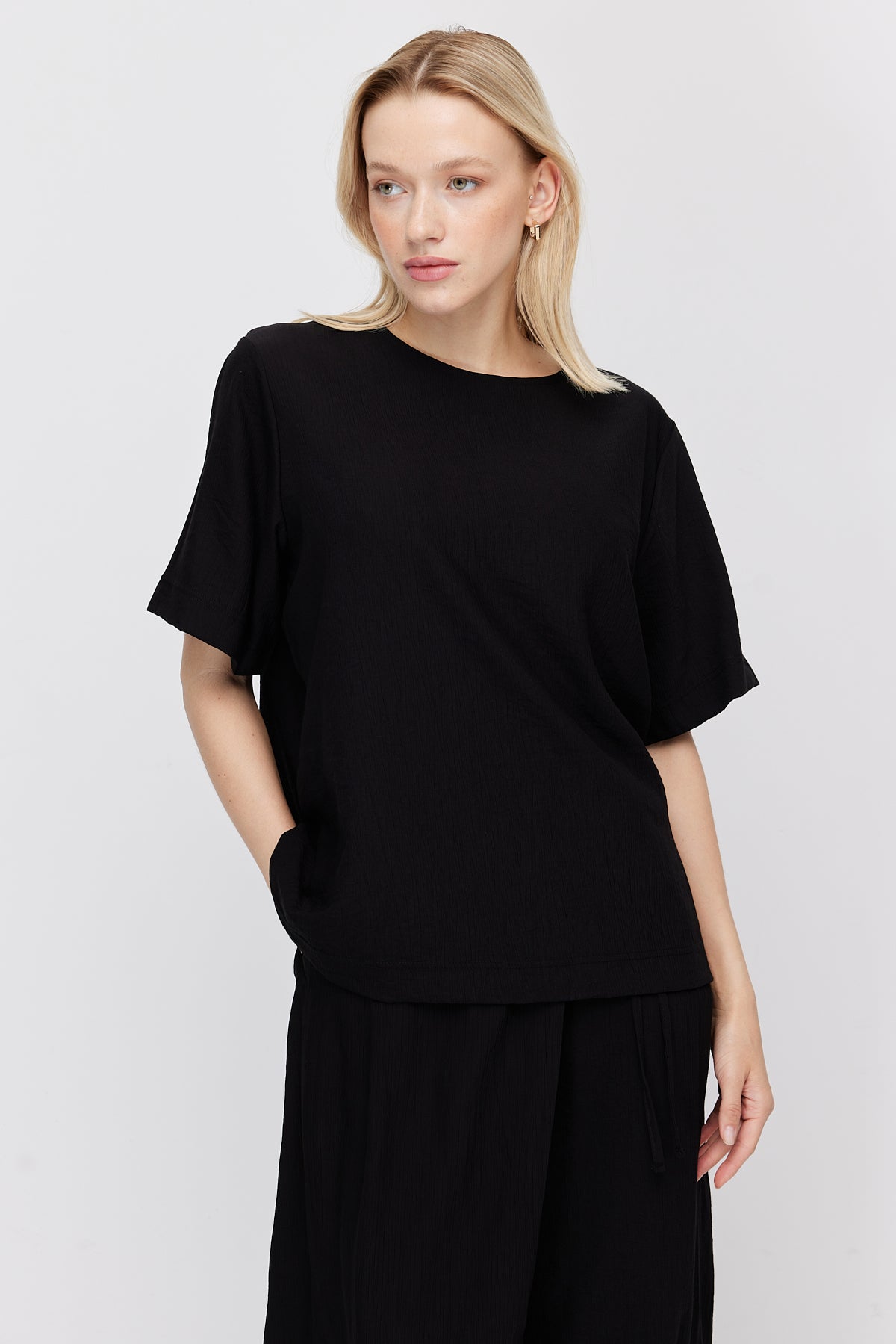 Women's Crinkle Textured Crew Neck Blouse