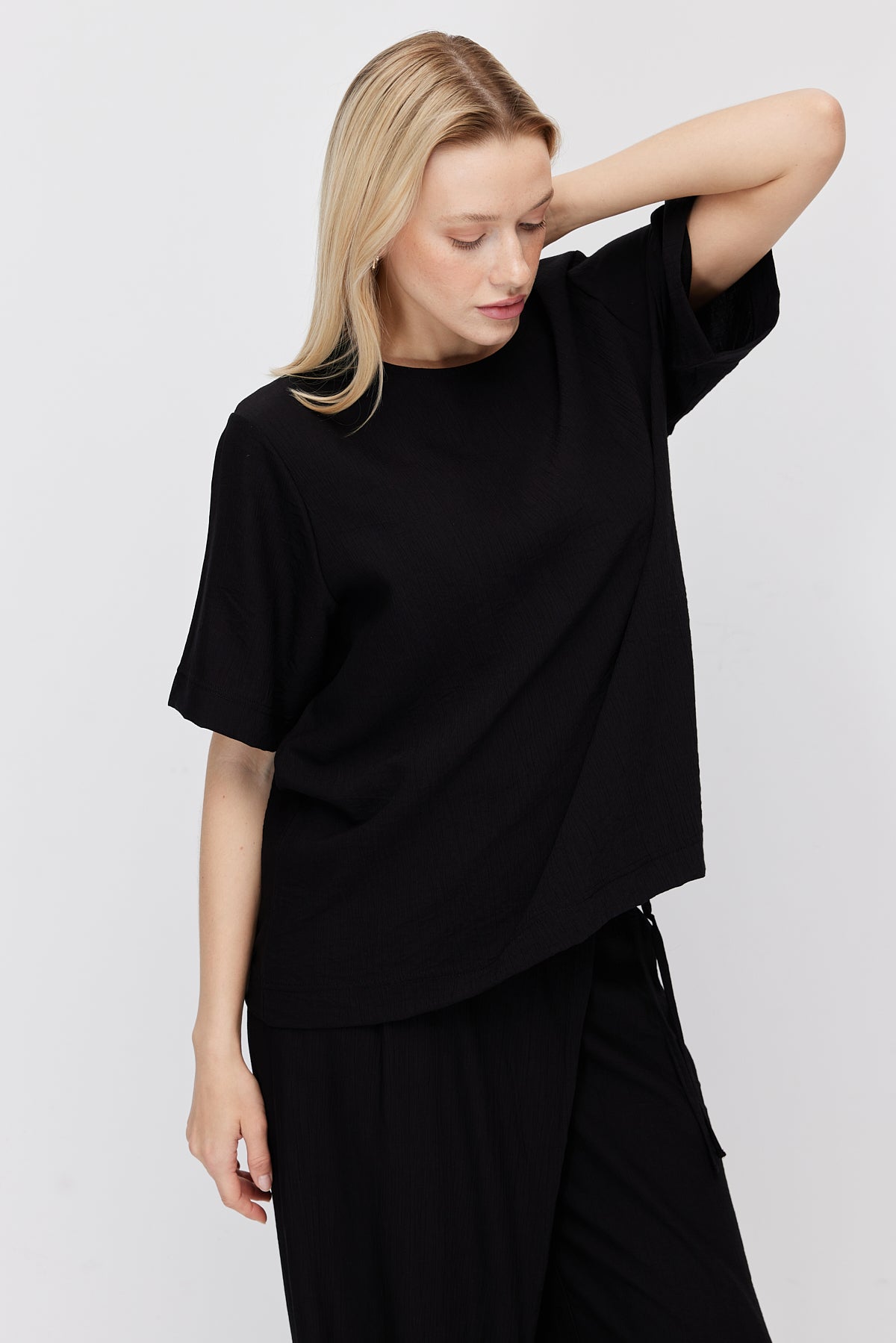 Women's Crinkle Textured Crew Neck Blouse
