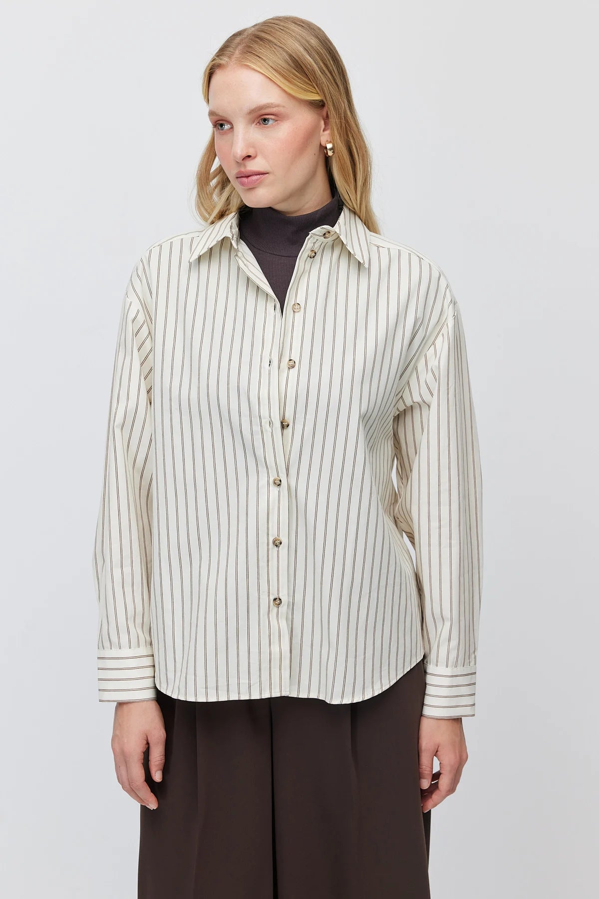 Women's striped cotton shirt with a classic collar