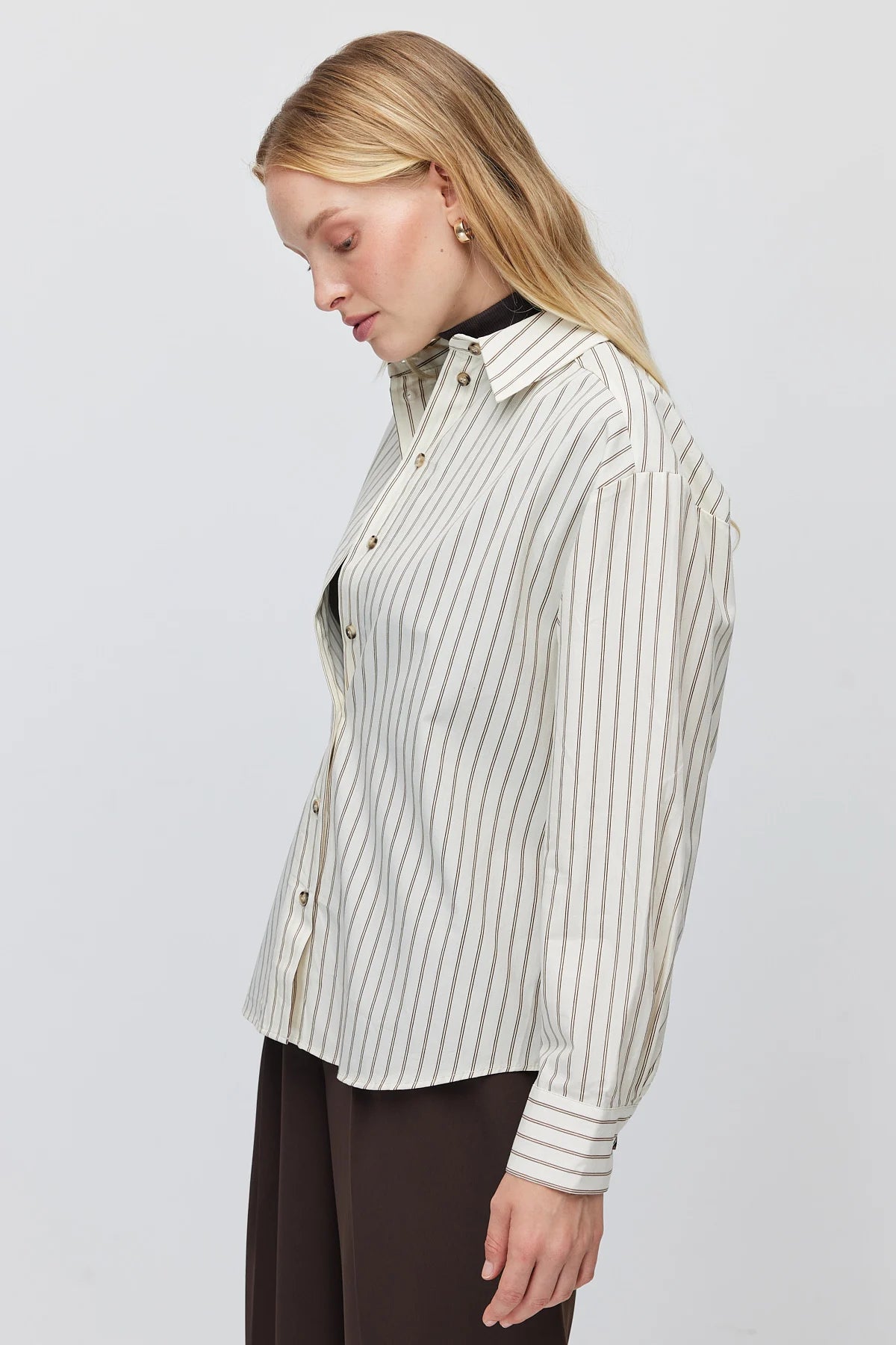 Women's striped cotton shirt with a classic collar