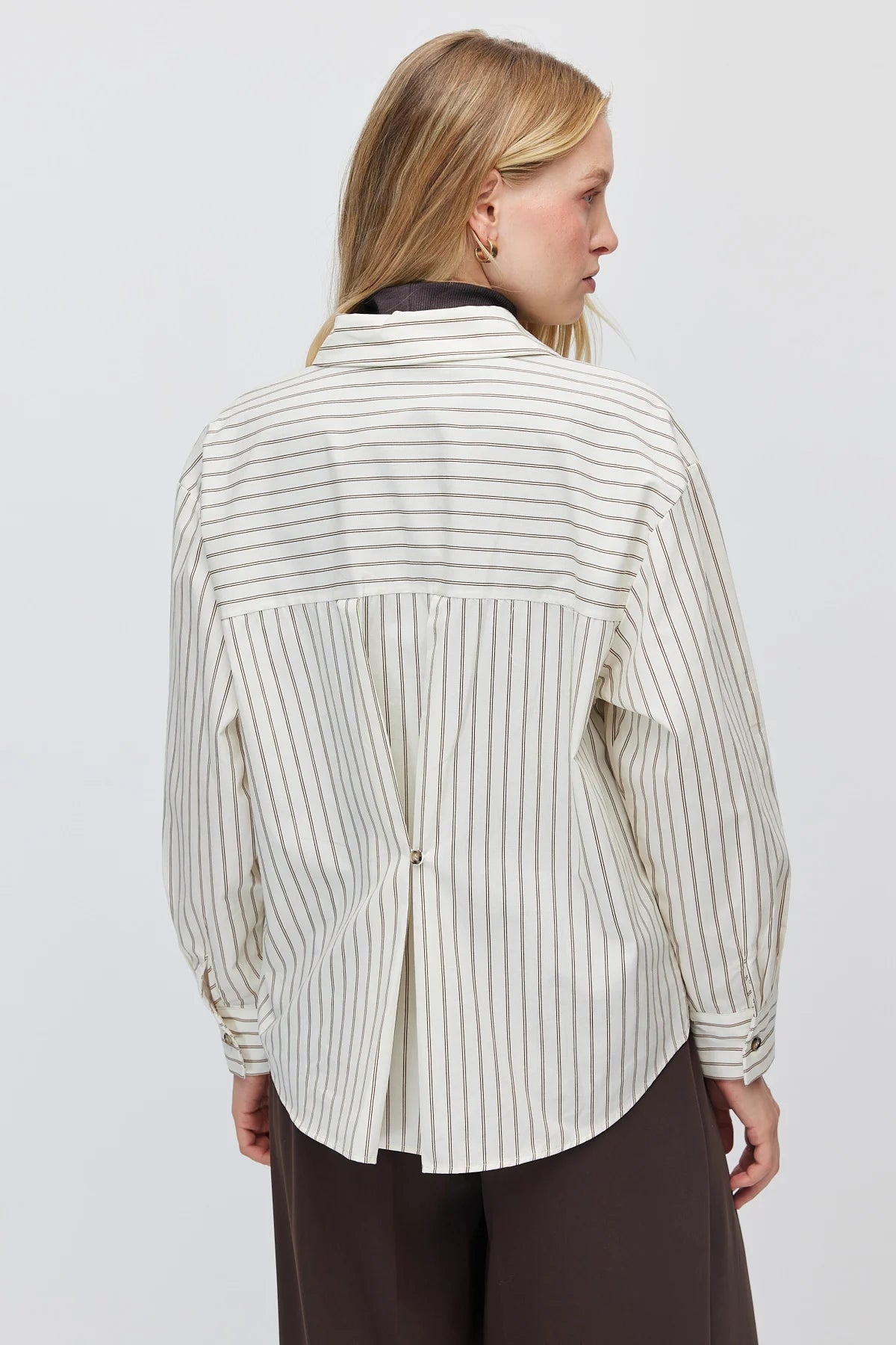 Women's striped cotton shirt with a classic collar