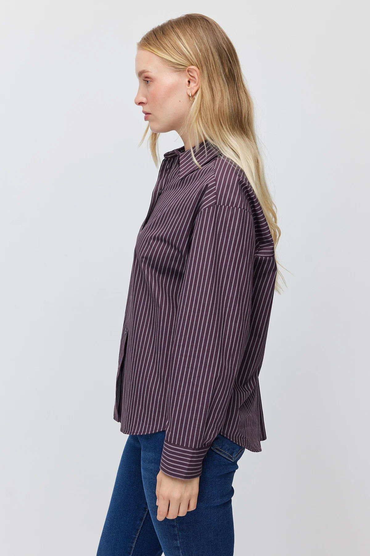 Women's striped cotton shirt with a classic collar