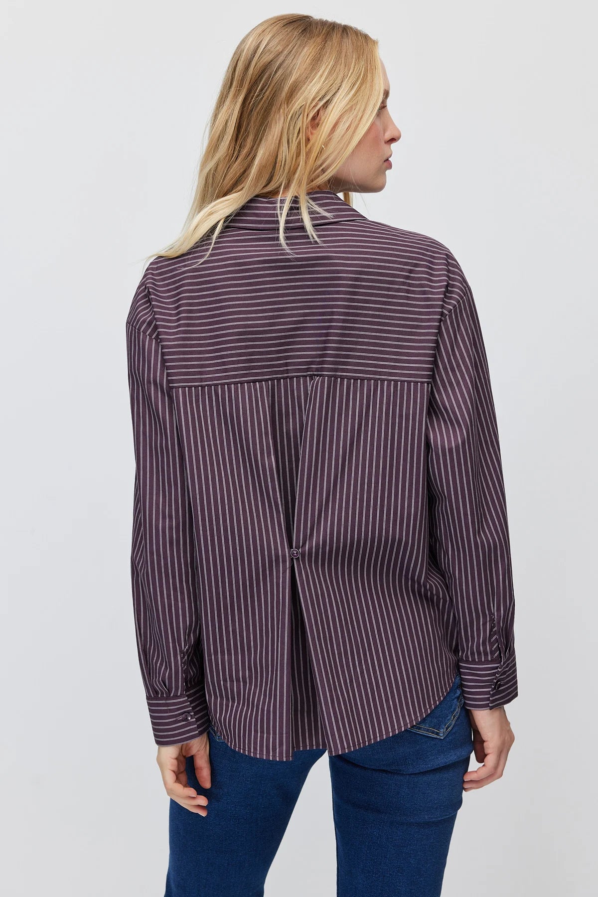 Women's striped cotton shirt with a classic collar