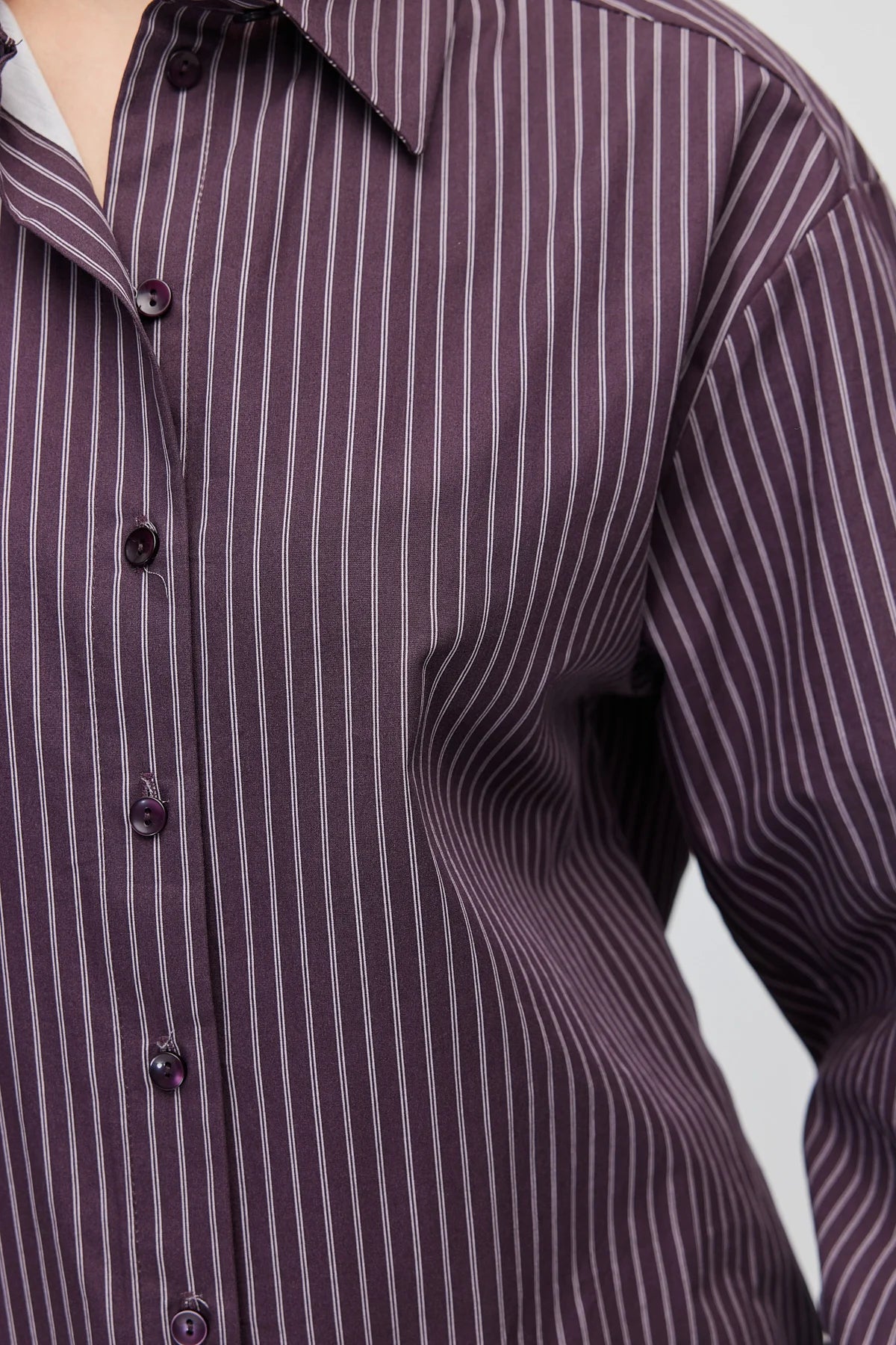 Women's striped cotton shirt with a classic collar