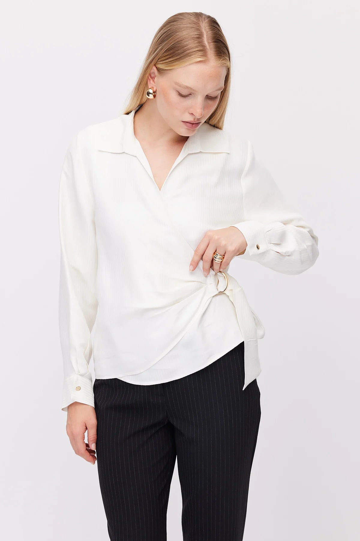 Metal tokalı V yakalı kadın tişörtü