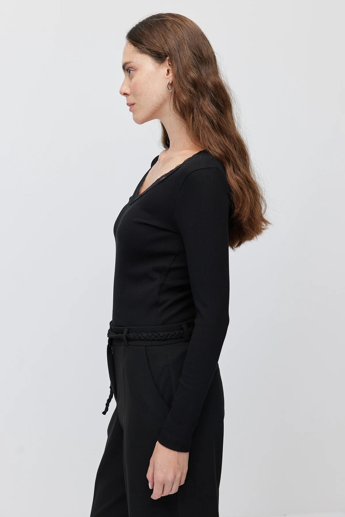 بلوزة نسائية مضلعة بأكمام طويلة وياقة على شكل حرف V وتفاصيل من الدانتيل