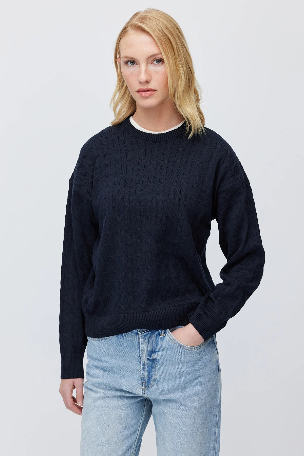 Women's Cable Knit Pattern Crew Neck Sweater