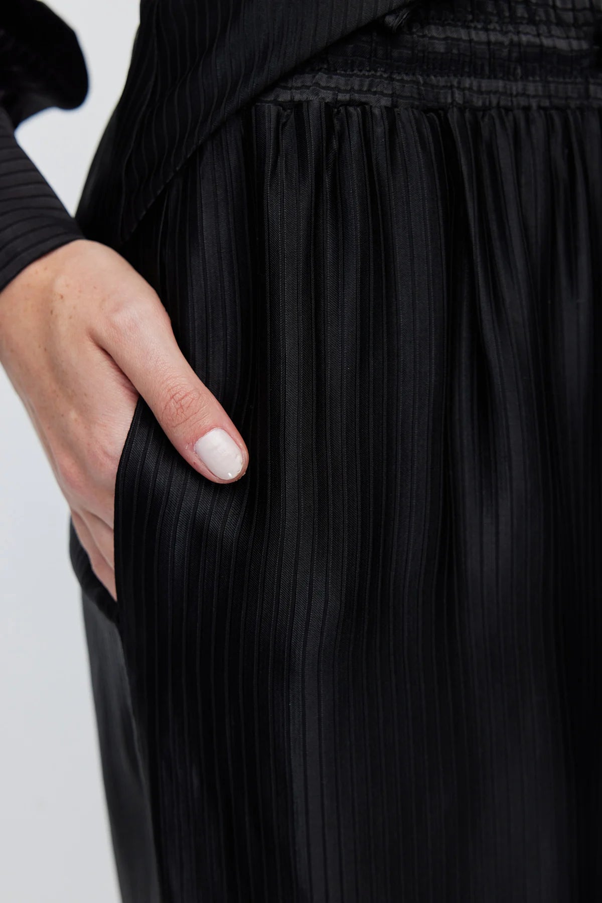 بنطال نسائي بأرجل واسعة وملمس بارز مع رباط عند الخصر